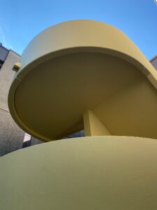 Escalier béton Protection d'un escalier en béton par une peinture époxy