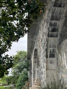 Arche de pont infiltration d'eau et concrétions calcaires sur ouvrage