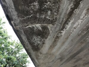 Infiltration d'eau sous une dalle d'ouvrage Infiltration d'eau visible au travers d'un pont en béton