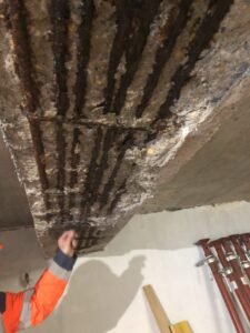 Corrosion d'armature Corrosion d'armature et éclatement du béton sous une dalle